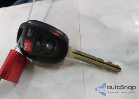 2015 Toyota Corolla Le Plus z USA, uszkodzony, nr VIN 5YFBURHE8FP277656